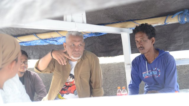 Calon Wali Kota Makassar, Amri Arsyid, menyapa nelayan di Pelabuhan Paotere Makassar. Foto: HN/Sinta