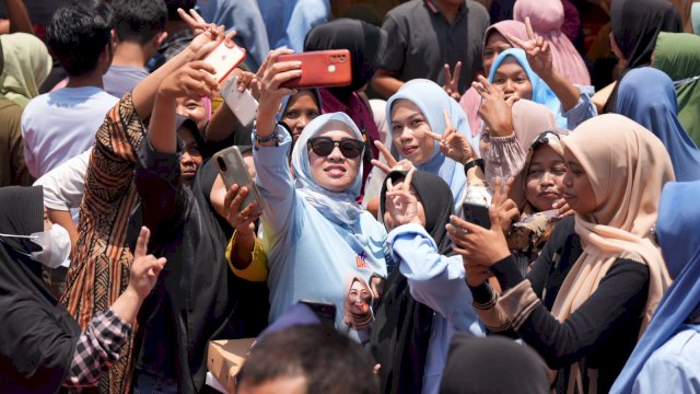 Calon Bupati Gowa, Husniah Talenrang meladeni warag untuk berfoto bersama di Bontonompo Selatan. Foto: dok HN