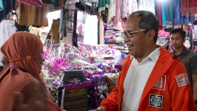 Calon Gubernur Sulawesi Selatan nomor urut 1, Moh. Ramdhan Pomanto saat berkunjung ke Pasar Sentral Gowa, Selasa (1/10/2024). (Foto: Shinta/HN)
