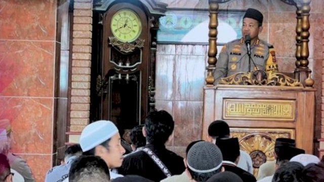 Kapolrestabes Makassar Safari Jumat di Masjid Nurul Islam Buntusu, Didampingi Camat, Kapolsek, dan Danramil Tamalanrea