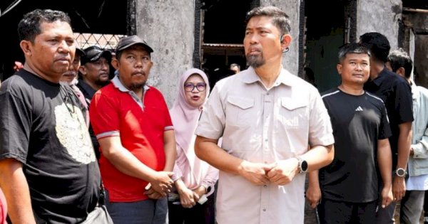 Pjs Walikota Makassar Tinjau Lokasi Kebakaran di Jalan Badak, Serahkan Bantuan untuk Korban