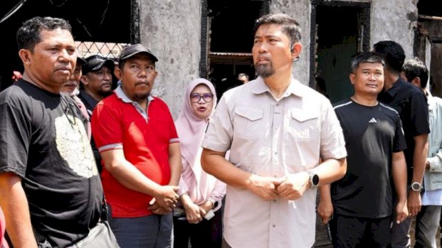 Pjs Walikota Makassar Tinjau Lokasi Kebakaran di Jalan Badak, Serahkan Bantuan untuk Korban