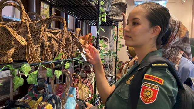 Produk olahan kulit hewan menjadi tas di Butik Arneta. (Foto: Gita/HN)