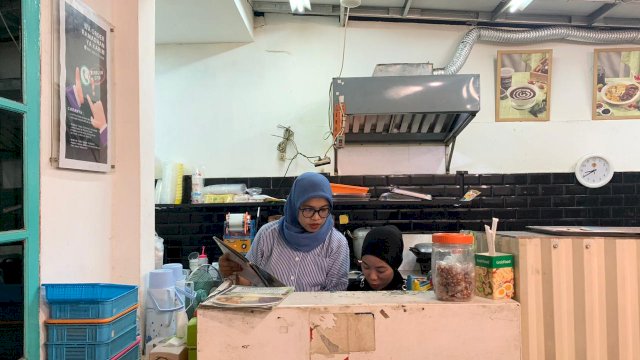Fakra Rauf saat melayani pelanggan di Kedai Pak Bur di Kawasan BTP jalan Perintis Kota Makassar. (Foto: dok)