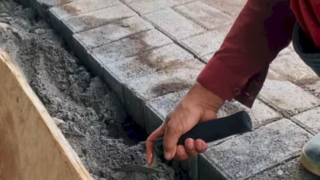 Dinas PU Makassar Lakukan Pemasangan Paving Block di Jl. Goa Ria&nbsp;