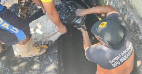 Satgas Drainase Dinas PU Makassar Lakukan Pengerukan Sedimen di Badak Tengah