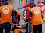 Dinas PU Makassar Bersihkan Sampah Saluran di Jalan Andi Tonro Kelurahan Pabaeng-Baeng