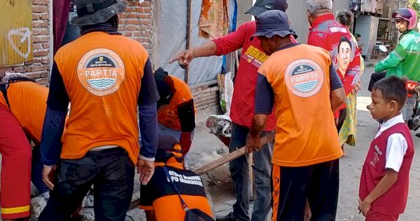Dinas PU Makassar Bersihkan Sampah Saluran di Jalan Andi Tonro Kelurahan Pabaeng-Baeng