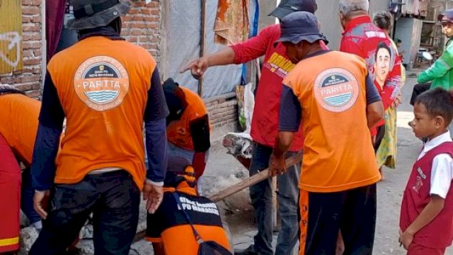 Dinas PU Makassar Bersihkan Sampah Saluran di Jalan Andi Tonro Kelurahan Pabaeng-Baeng