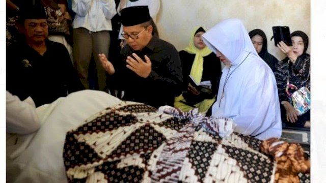 Danny Pomanto Melayat ke Rumah Duka Donny Kesuma, Sahabatnya Sejak Remaja