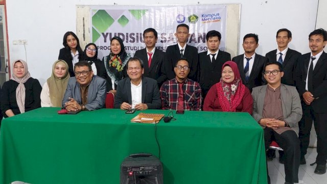 Foto bersama civitas akademika usai yudisium mahasiswa RPL Perdana STIKS Tamalanrea Makassar, Jumat (15/11). 