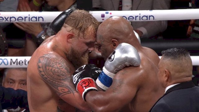 Duel sengit, Jake Paul kalahkan Mike Tyson dalam pertandingan tinju di Texas, Sabtu (16/11) WIB || Tangkap layar Netflix 