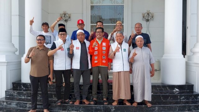 Azhar Arsyad bersama H. Beddu (samping kiri) dan H. Kadir (samping kanan), Selasa (19/11). 