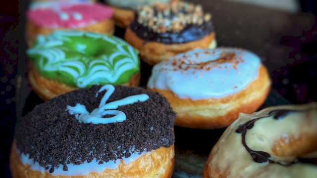 Akhir Tahun Lebih Manis dengan Promo Donat dan Hampers Aston Makassar