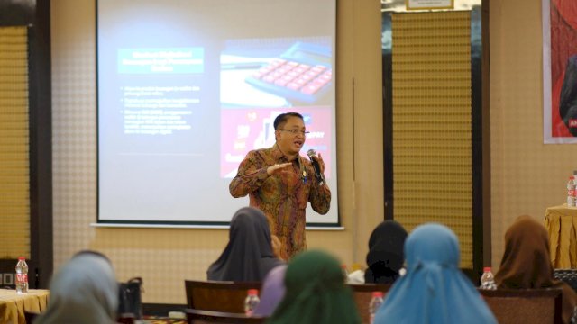 Asisten I Bidang Pemerintahan dan Kesejahteraan Rakyat Sekretariat Daerah Kota Makassar, Andi Muh Yasir, memberikan pemaparan mengenai pentingnya digitalisasi keuangan untuk kelompok perempuan rentan dalam acara Penguatan Digitalisasi Keuangan di Hotel Best Western, Jumat (08/11/2024). 