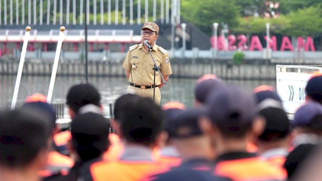 Wali Kota Makassar Moh. Ramdhan Pomanto memimpin Apel Kesiapsiagaan Bencana Hidrometeorologi di Tugu MNEK Pantai Losari, Selasa (26/11/2024).