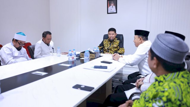 Pjs Wali Kota Makassar, Andi Arwin Azis, menerima kunjungan pimpinan Dewan Masjid Indonesia (DMI) Kota Makassar di Kantor Balai Kota, Jumat (08/11/2024). 