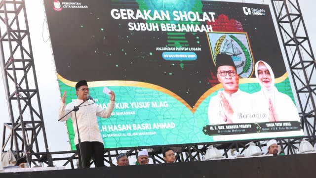 Wali Kota Makassar, Moh. Ramdhan Pomanto, menghadiri acara Gerakan Salat Subuh Berjamaah (GMSSB) yang digelar di Anjungan Pantai Losari, Minggu (24/11/2024).