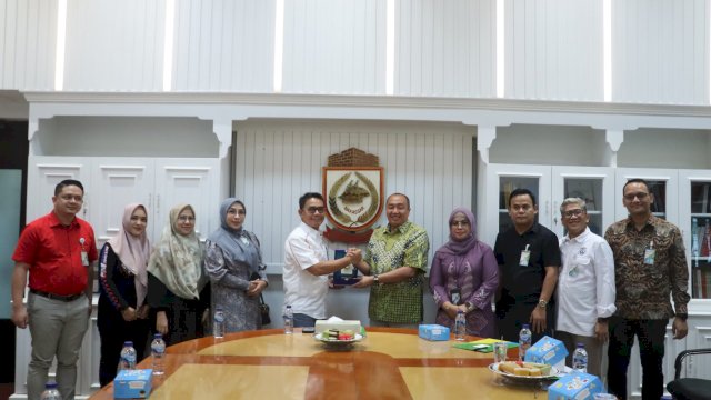 Pj Sekretaris Daerah Kota Makassar, Irwan Rusfiady Adnan, menerima audiensi dari Ketua Dewan Pengawas BPJS Ketenagakerjaan, Muhammad Zuhri Bahri, bersama jajaran BPJS Ketenagakerjaan di Kantor Balai Kota Makassar, Jumat (08/11/2024). 