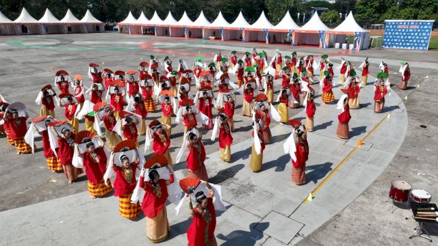 Penampilan Drum Corps Makassar dan Tari Butta Kalabbirangku pada peringatan HUT Kota Makassar ke-417 di Lapangan Karebosi, Sabtu (09/11/2024).