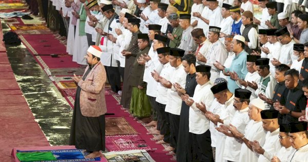 Meski Diguyur Hujan, GMSSB di Anjungan Pantai Losari Tetap Berlangsung Khidmat