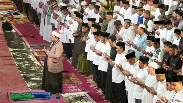 Gerakan Makassar Salat Subuh Berjamaah (GMSSB) kembali digelar Pemerintah Kota Makassar di Anjungan Pantai Losari, Minggu (24/11/2024).