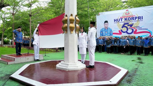 Wali Kota Makassar, Moh. Ramdhan Pomanto, memimpin upacara peringatan Hari Ulang Tahun Korps Pegawai Republik Indonesia (HUT KORPRI) ke-53 di Halaman Balaikota Makassar, Jumat (29/11/2024).