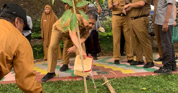 Kepala Kesbangpol Makassar Dampingi Pjs Wali Kota Makassar Tanam Pohon di Manggala
