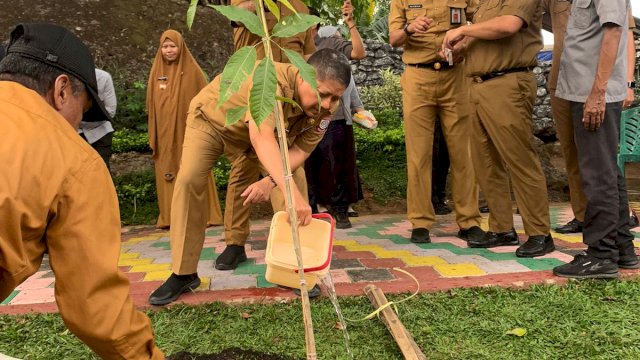 Kepala Kesbangpol Makassar Dampingi Pjs Wali Kota Makassar Tanam Pohon di Manggala