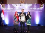 Kadinkes Makassar Dampingi Arwin Azis Terima Penghargaan Pentaloka Nasional ADINKES 2024
