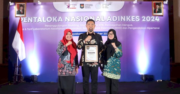 Kadinkes Makassar Dampingi Arwin Azis Terima Penghargaan Pentaloka Nasional ADINKES 2024