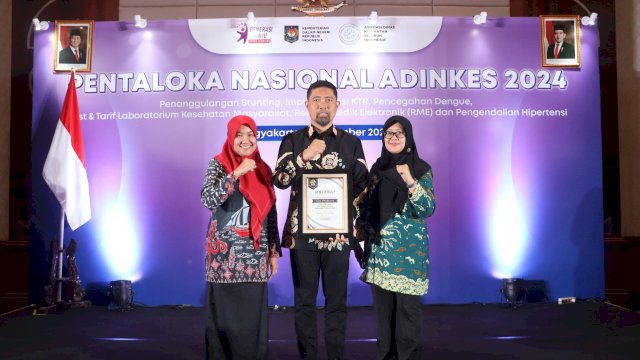 Kadinkes Makassar Dampingi Arwin Azis Terima Penghargaan Pentaloka Nasional ADINKES 2024