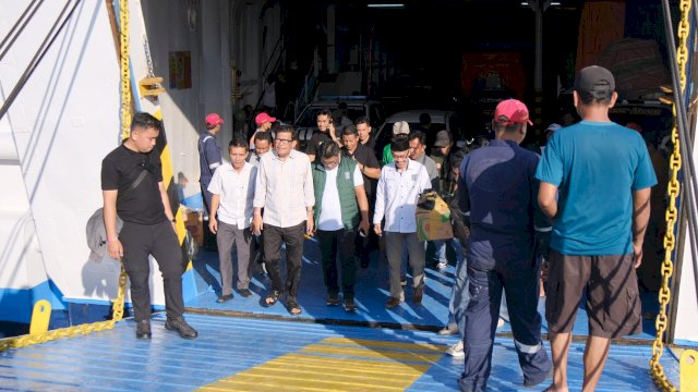 Azhar saat tiba dipelabuhan Benteng Selayar, Rabu (6/11). 