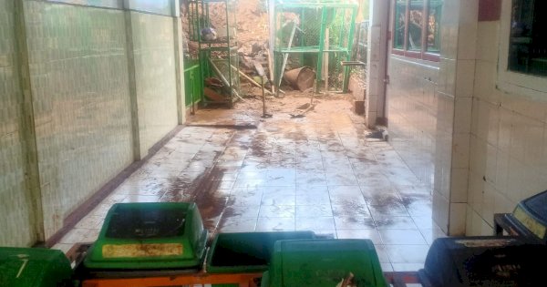 Tembok SD Negeri di Makassar Roboh Tertimpa Timbunan Proyek Perumahan