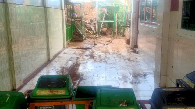 Tembok SD Negeri di Makassar Roboh Tertimpa Timbunan Proyek Perumahan