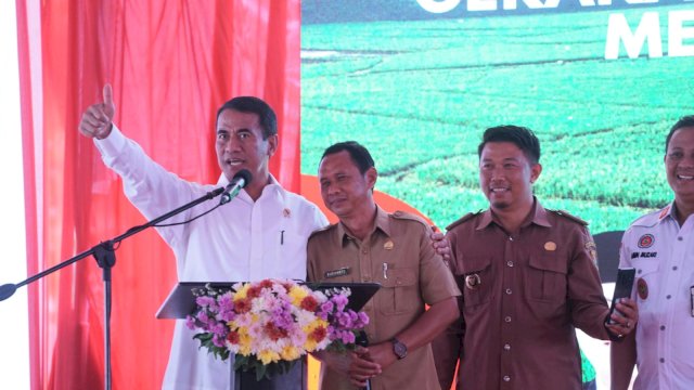 Mentan Amran bersama Kepala Desa pada Gerakan Nasional Pangan Merah Putih Menuju Swasembada Pangan Berkelanjutan yang dihadiri ratusan Anggota APDESI di lapangan utama kantor Kementerian Pertanian, Rabu (6/11/2024) pagi. Foto: Humas Kementan