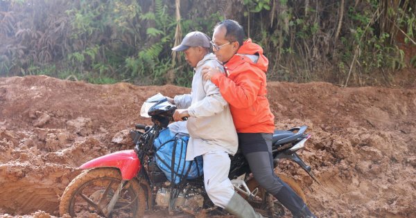 Temui Warga, Danny Pomanto Nekat Jajal Medan Jalan Seko Berlumpur