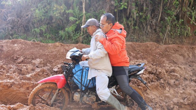 Temui Warga, Danny Pomanto Nekat Jajal Medan Jalan Seko Berlumpur