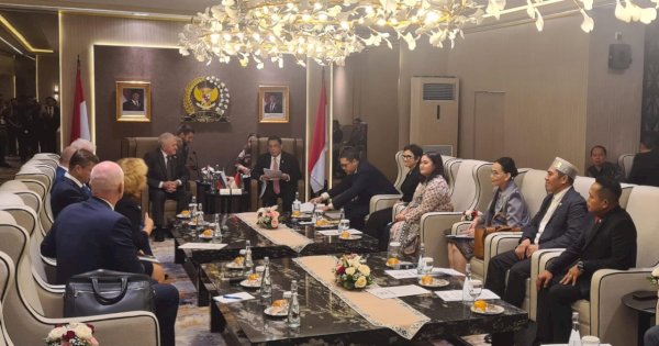 Pakai Songkok Recca Terima Parlemen Rusia, Anggota Komisi I DPR RI Fraksi PKB Menarik Perhatian