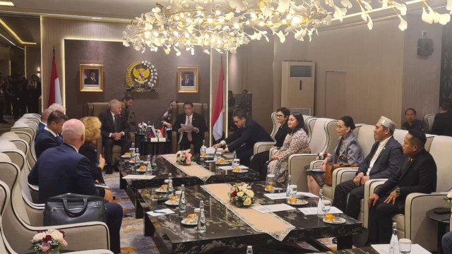 Komisi I DPR RI, menerima delegasi Rusia, Selasa (12/11). Salahsatu anggota Deng Ical tampil beda memakasi songkok khas Bugis Makassar Songkok Recca. 