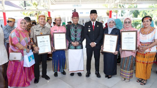 Dinas Kesehatan Kota Makassar Terima Penghargaan Penyelenggara Kesehatan Haji Terbaik 2024