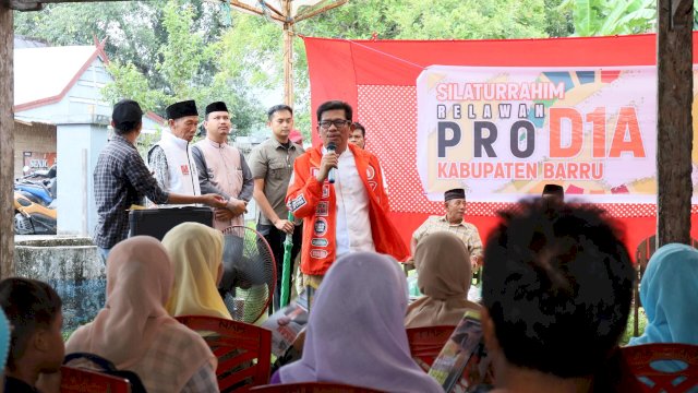 Cawagub Azhar Arsyad saat menemui relawan di Barru, Jumat (15/11). Ist