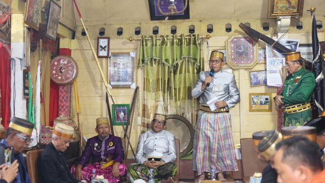 Cagub Sulsel Danny Pomanto memberikan sambutan diacara Appalili, Balla Lompoa Maros, Sabtu (16/11). 