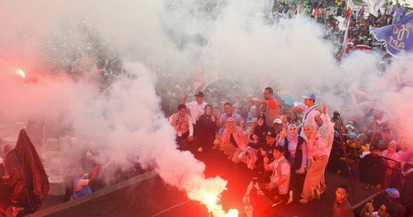 Ribuan Warga Padati Kampanye Akbar Seto-Rezki Meski Dihantam Hujan Deras