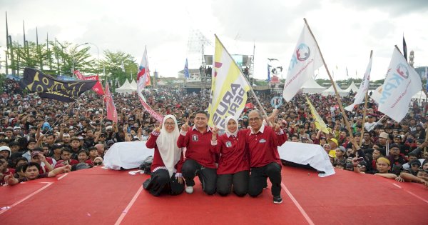 Diguyur Hujan, Kampanye Akbar Paslon Munafri-Aliyah Tetap Dipadati Puluhan Ribu Pendukung