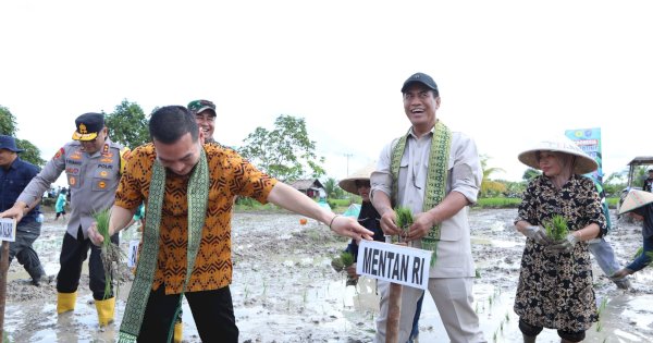 Mentan Amran Sulaiman Jelajahi 3 Provinsi dalam 1 Hari Demi Swasembada Pangan