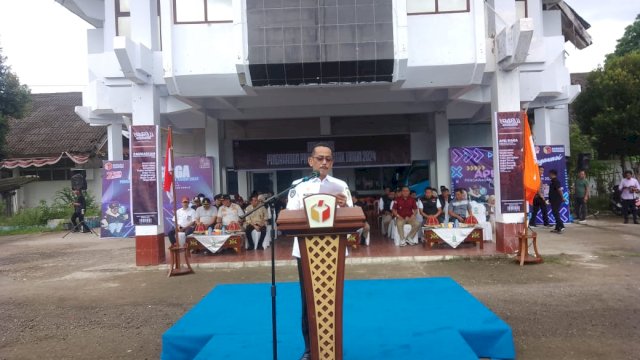 Penjabat Bupati Sinjai, Andi Jefrianto Asapa saat menyampaikan sambutan di Apel Siaga Pengawasan dan Deklarasi Pilkada Damai yang digelar Bawaslu Sinjai ||