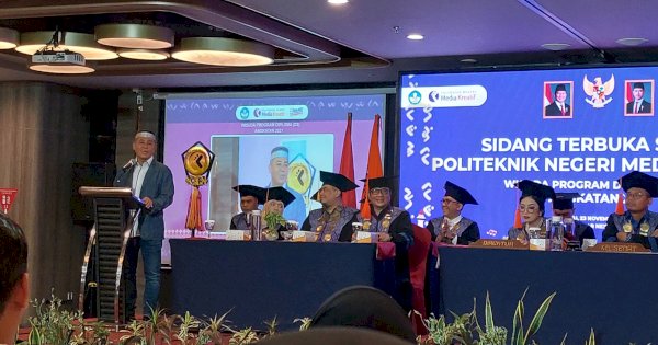 Deng Ical Bawakan Orasi Ilmiah Kiat Sukses Dihadapan Wisudawan Polimedia Makassar