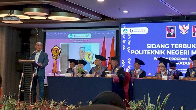 Deng Ical Bawakan Orasi Ilmiah Kiat Sukses Dihadapan Wisudawan Polimedia Makassar