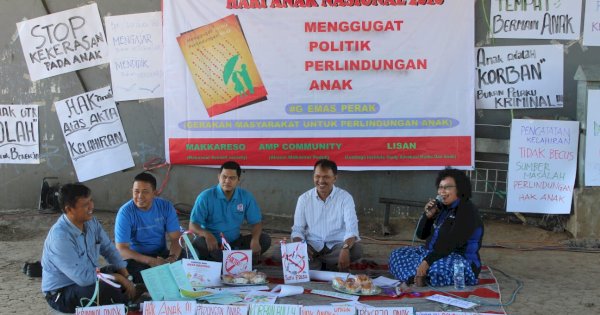 Gelar Diskusi Buku “Menggugat Politik Perlindungan Anak” di Kolong Fly Over Km 4 Makassar